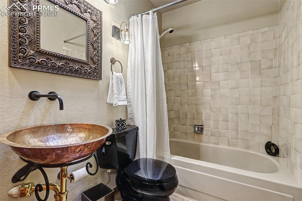 Image 15 of 44: Bathroom