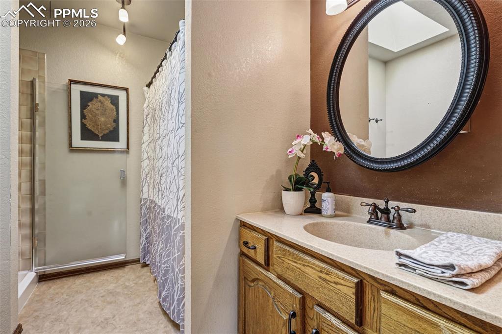 Image 19 of 44: Bathroom