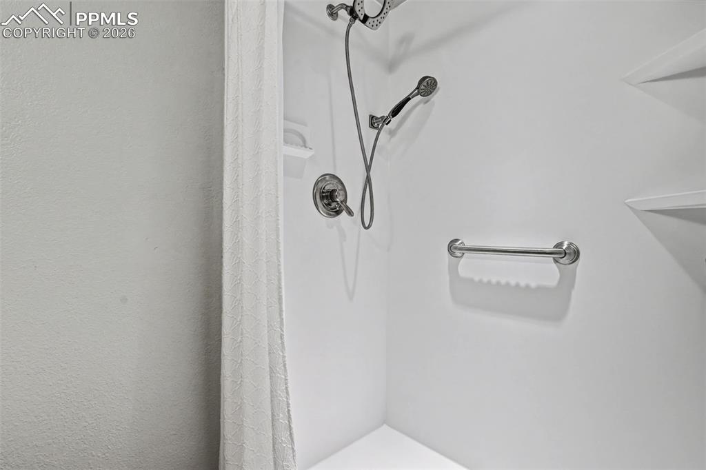 Image 30 of 44: Bathroom