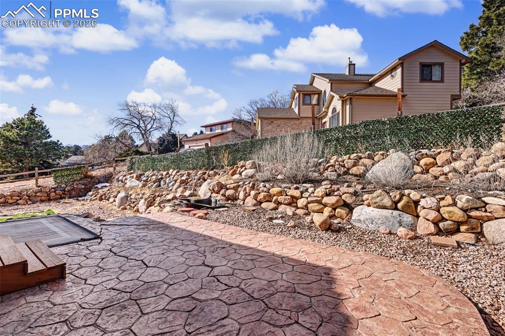 Image 35 of 44: Yard