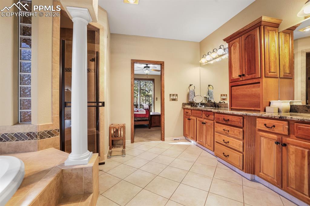 Image 27 of 38: Bathroom