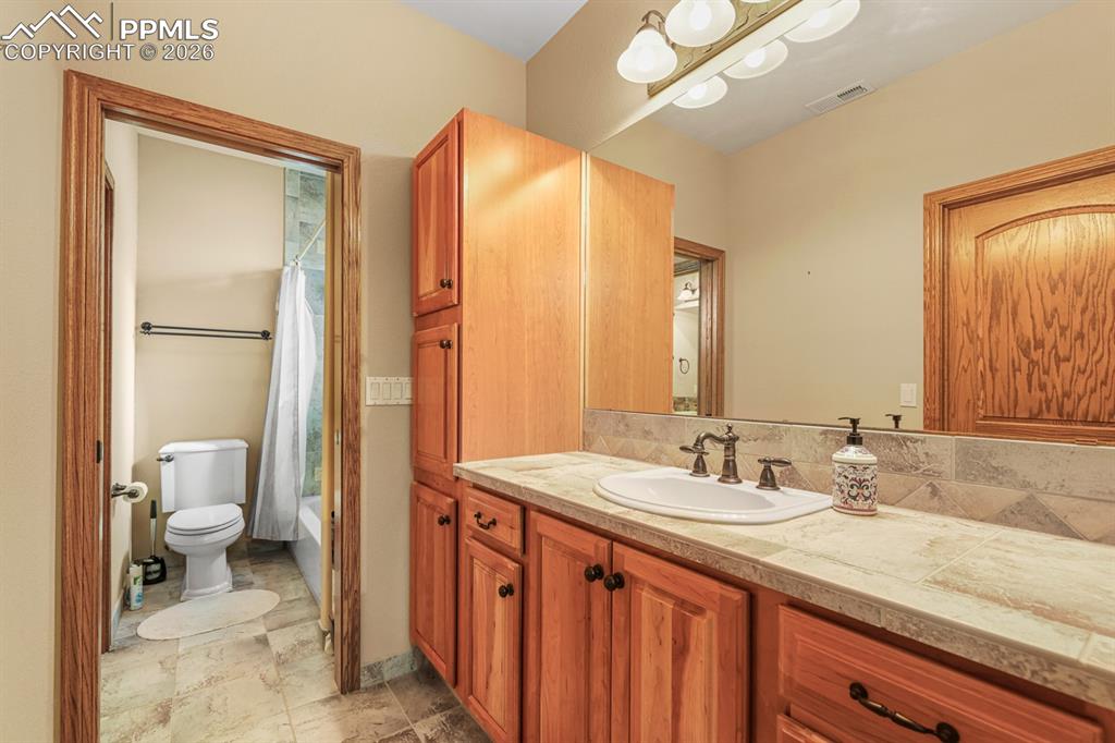 Image 35 of 38: Bathroom