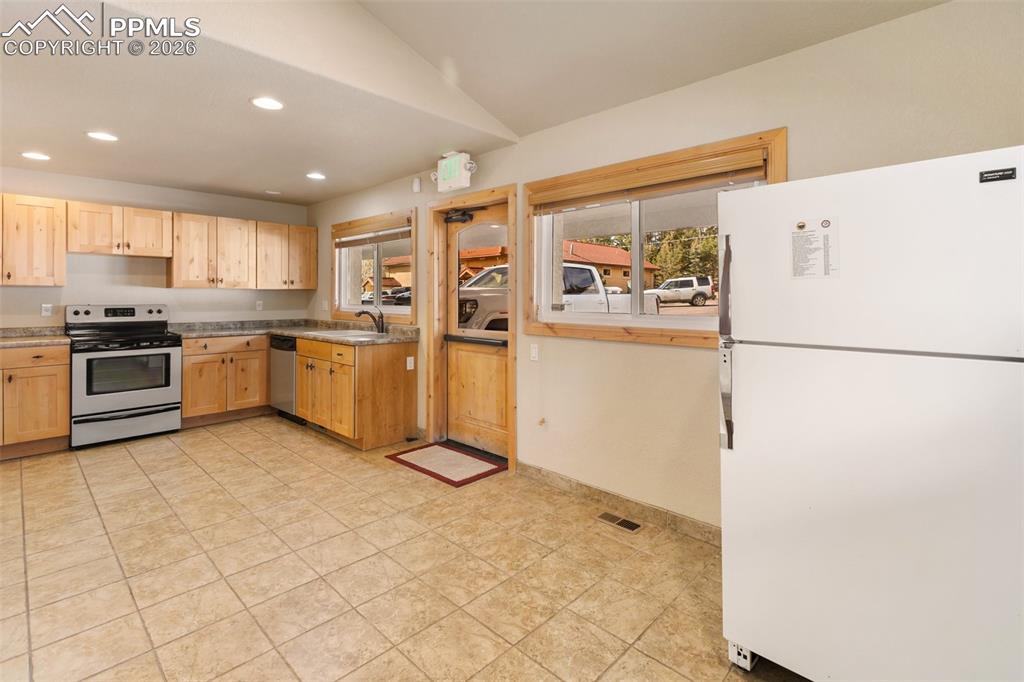 Image 14 of 40: Kitchen