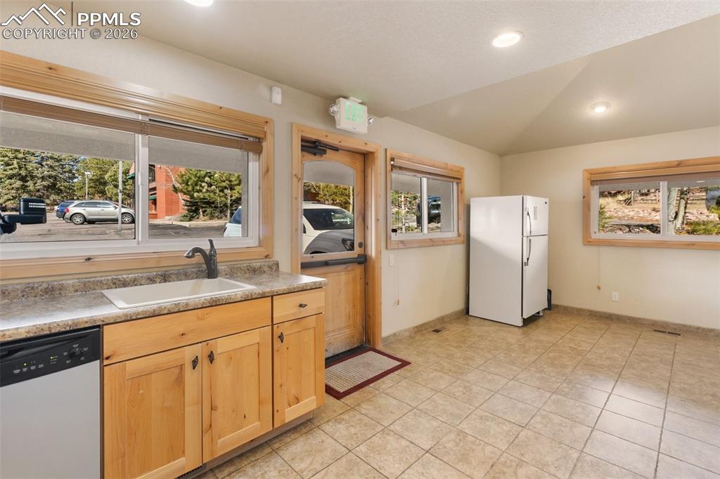 Image 15 of 40: Kitchen