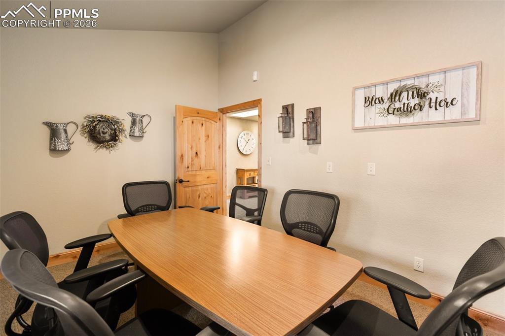 Image 17 of 40: Office