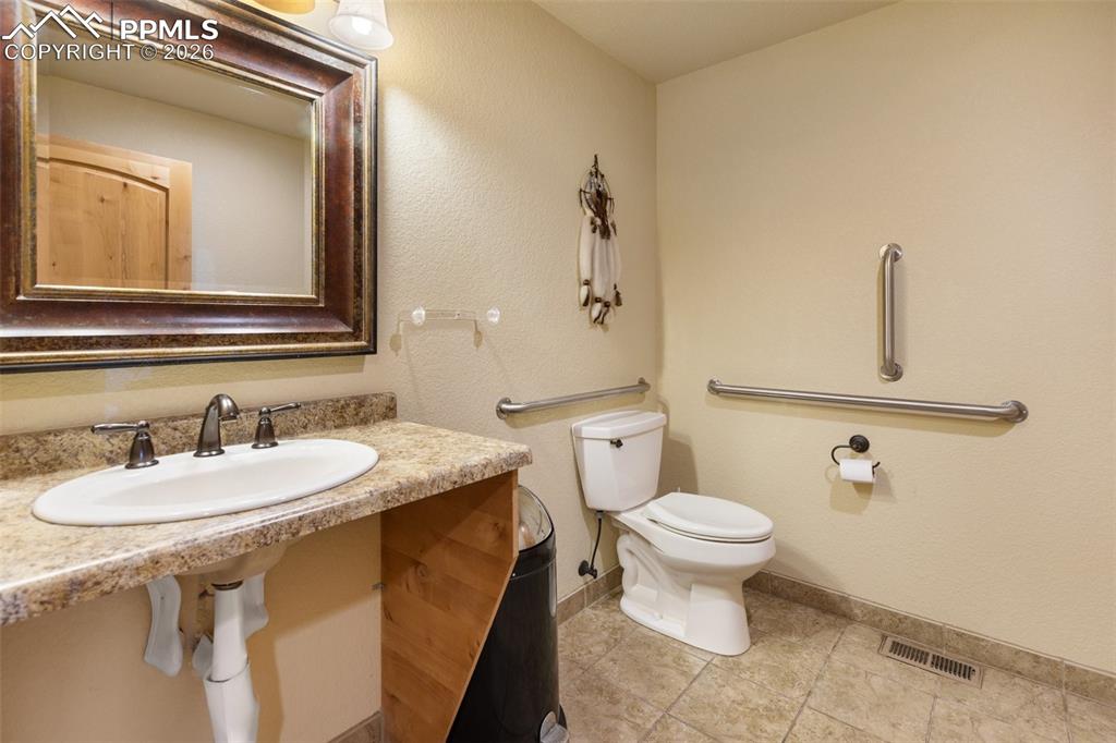 Image 31 of 40: Bathroom