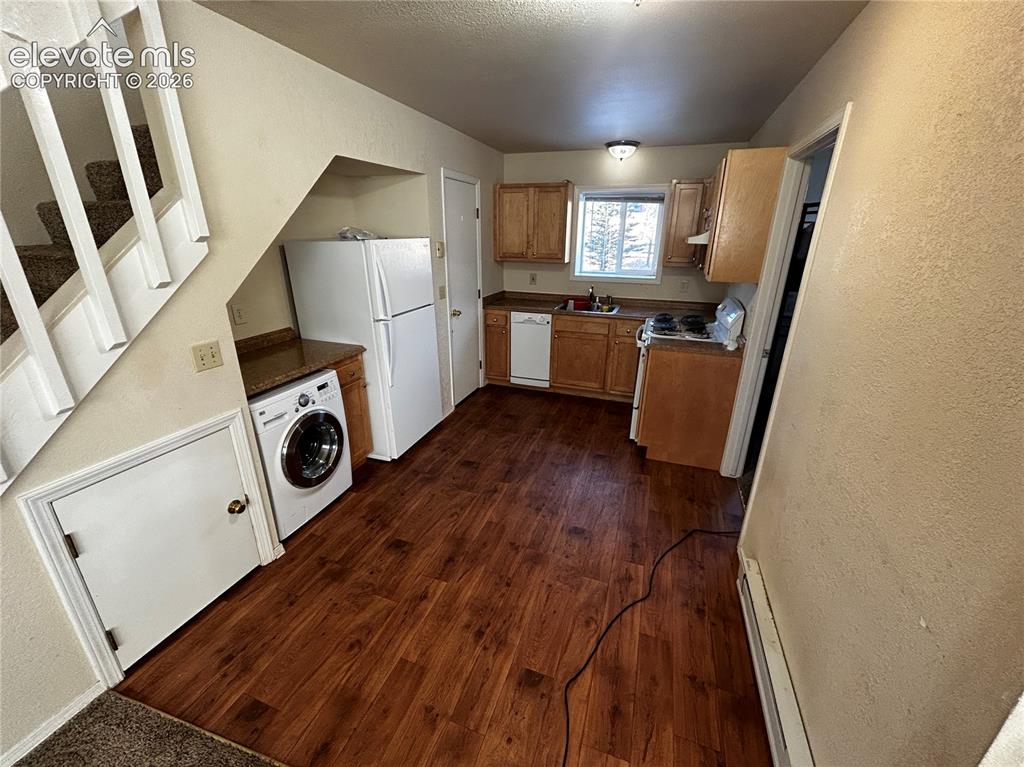 Image 7 of 12: Kitchen