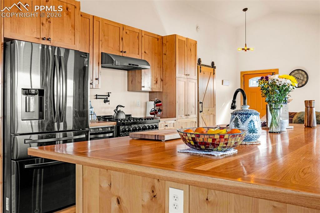 Image 10 of 50: Kitchen view