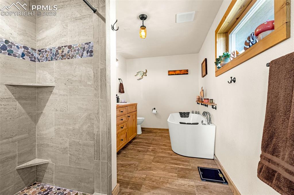 Image 13 of 50: 5 pc primary bathroom