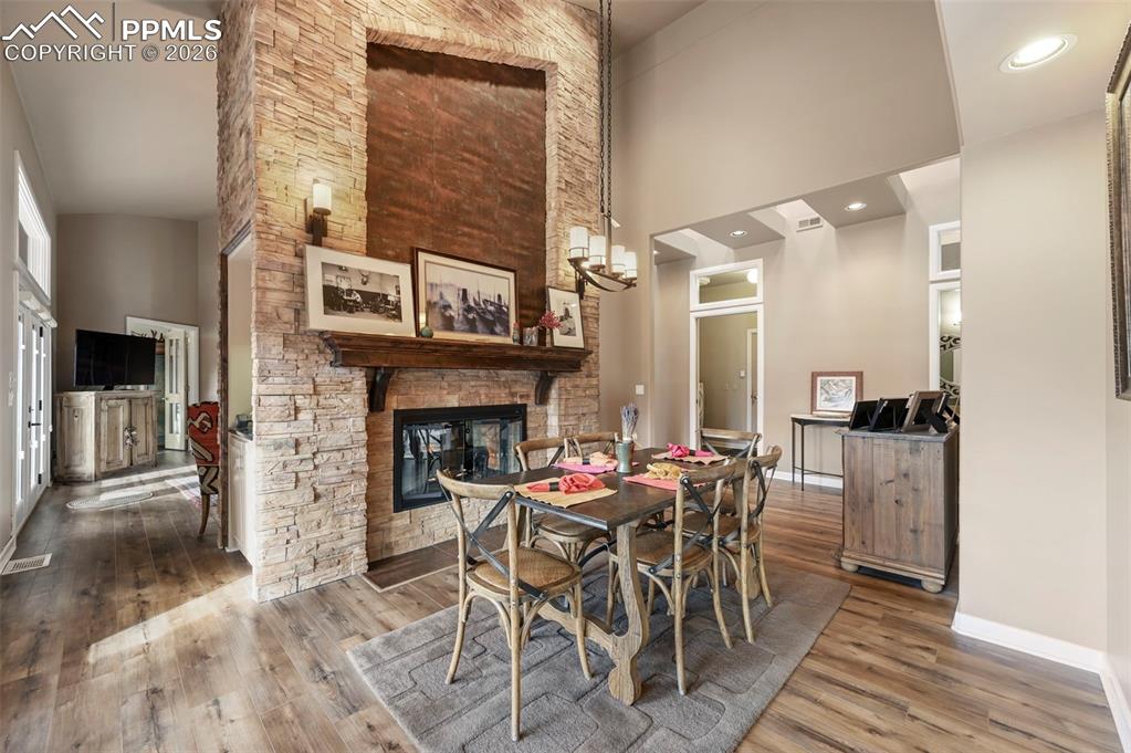 Image 10 of 49: Dining Area