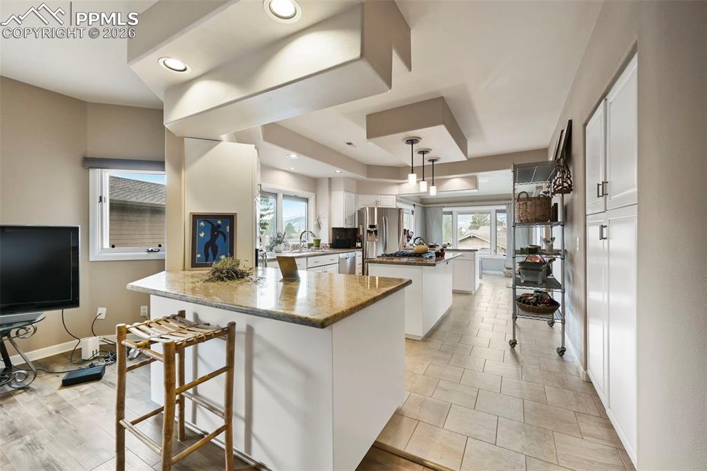 Image 14 of 49: Kitchen