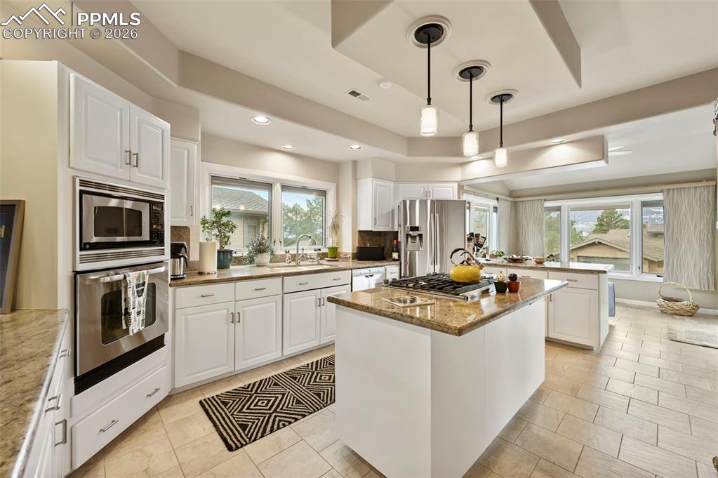 Image 15 of 49: Kitchen