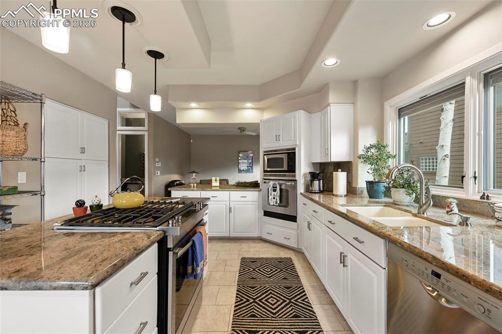 Image 17 of 49: Kitchen