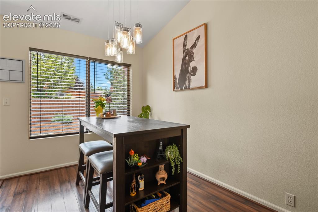Image 10 of 25: Dining Area