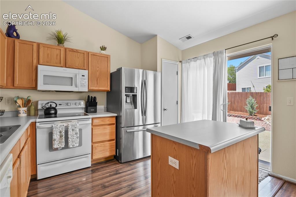 Image 11 of 25: Kitchen