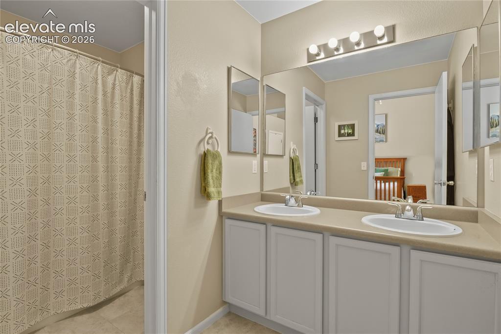 Image 17 of 25: Bathroom