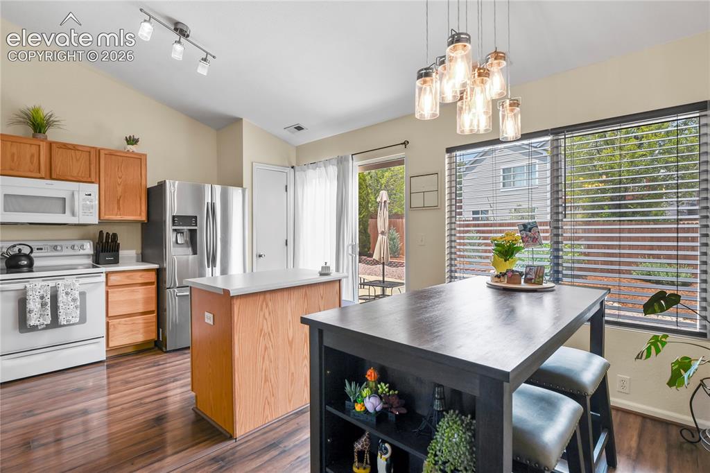 Image 9 of 25: Kitchen