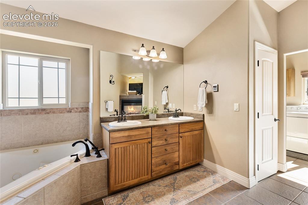 Image 15 of 30: Primary 5 piece bathroom