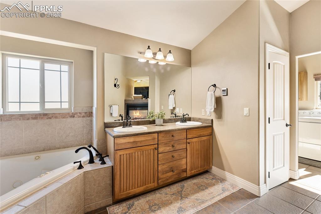 Image 21 of 33: Primary 5 piece bathroom