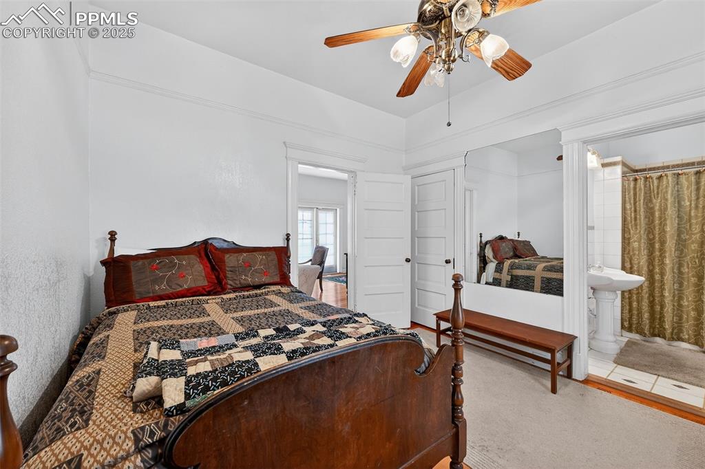 Image 14 of 44: Bedroom