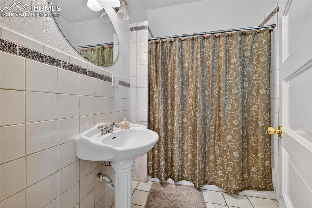 Image 16 of 44: Bathroom