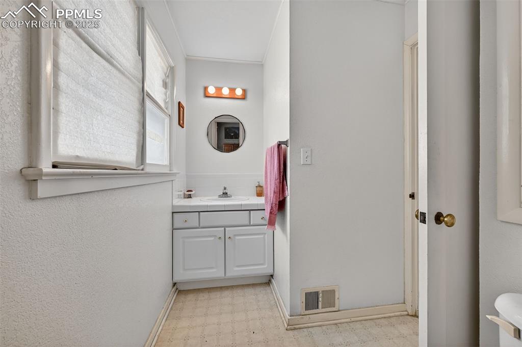 Image 18 of 44: Bathroom