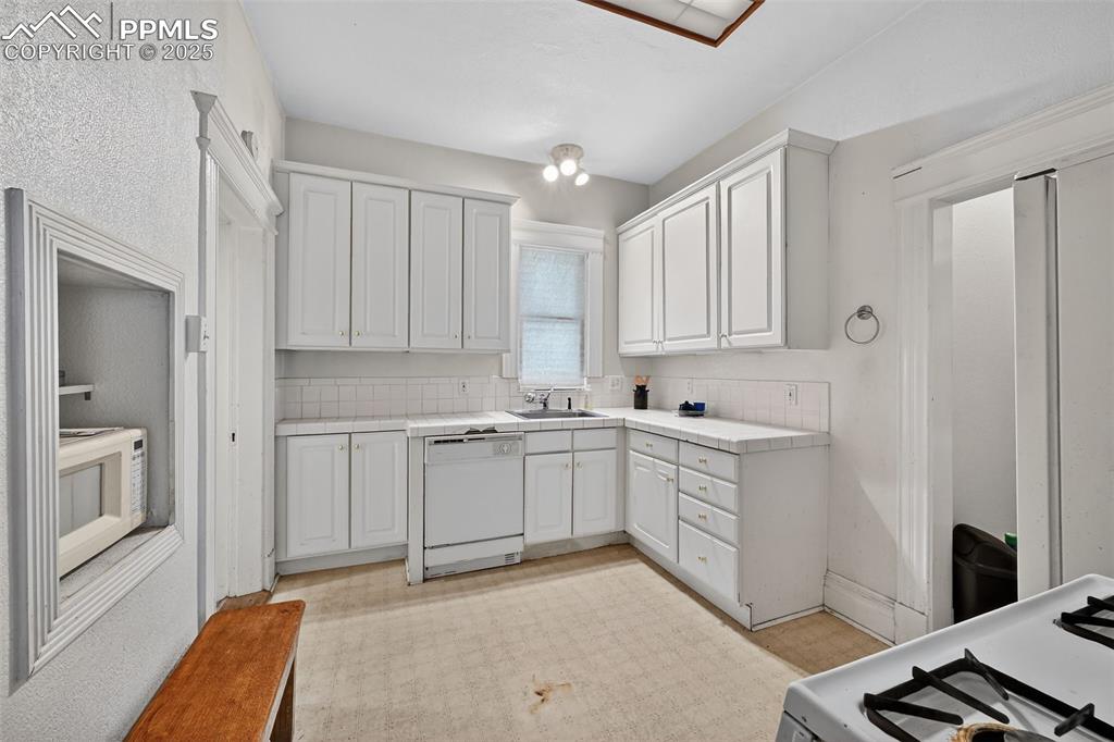 Image 22 of 44: Kitchen