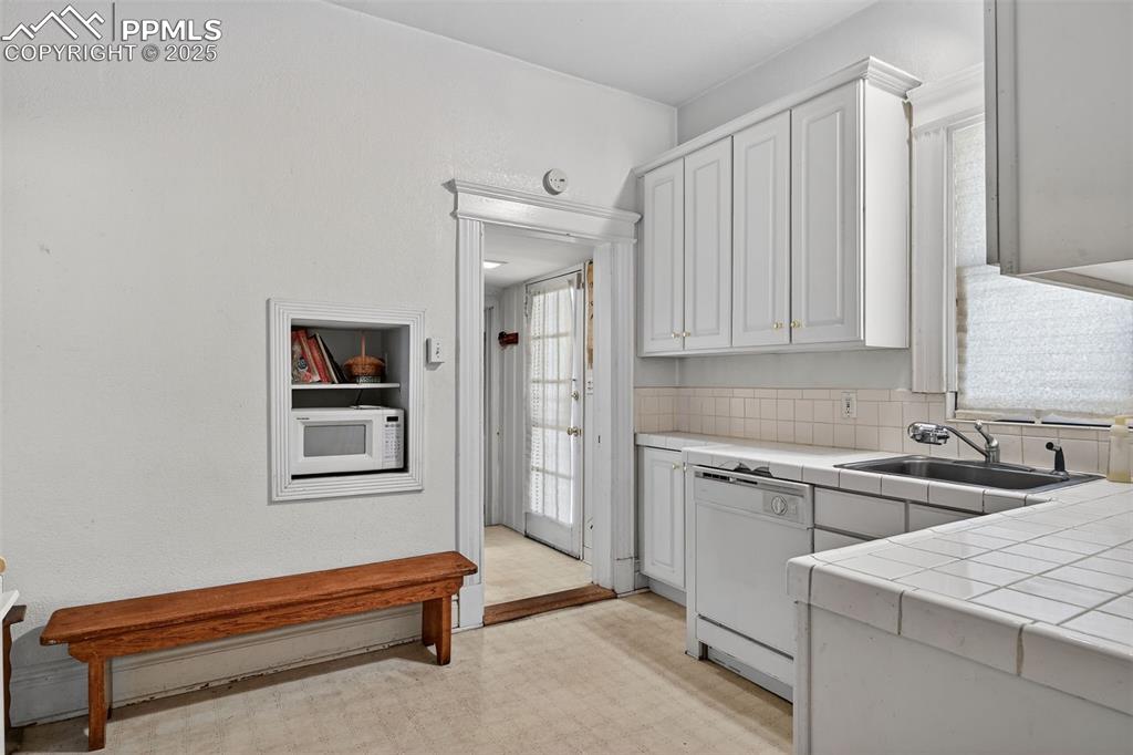 Image 23 of 44: Kitchen