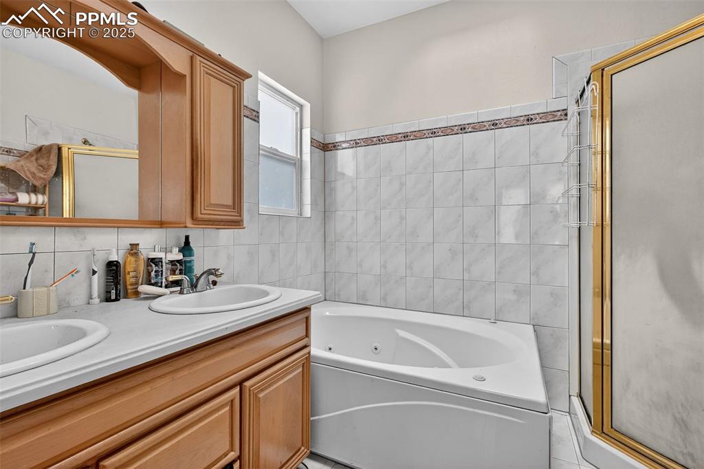 Image 28 of 44: Bathroom