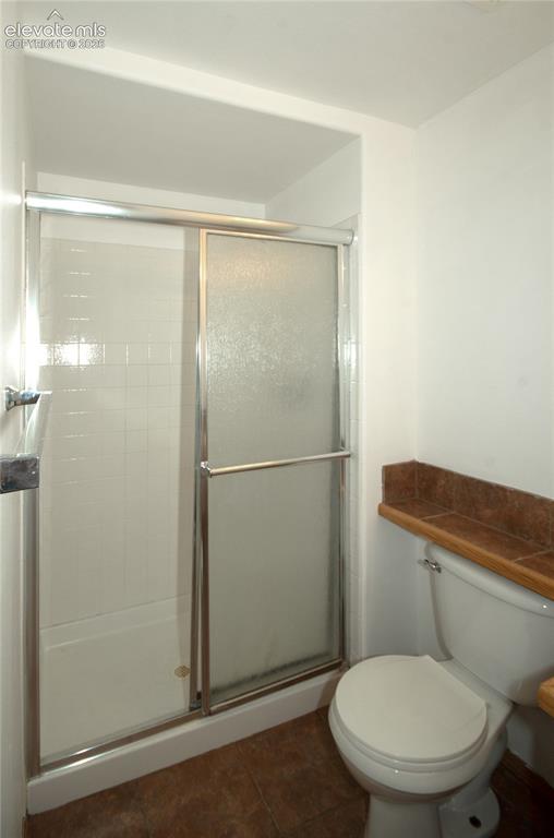 Image 26 of 45: Upstair hall bath