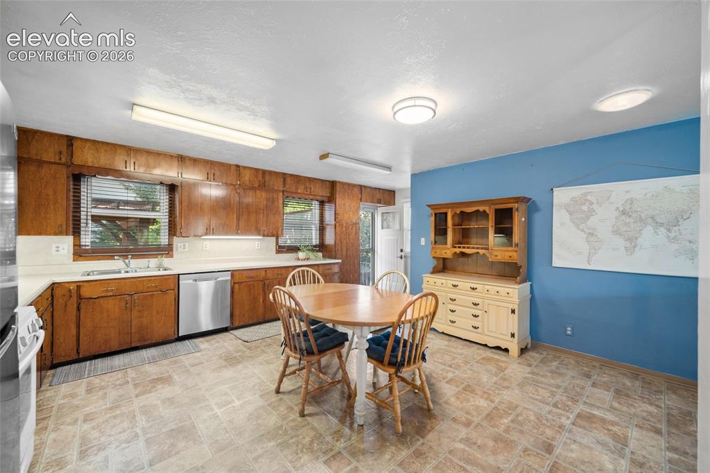 Image 12 of 41: Kitchen