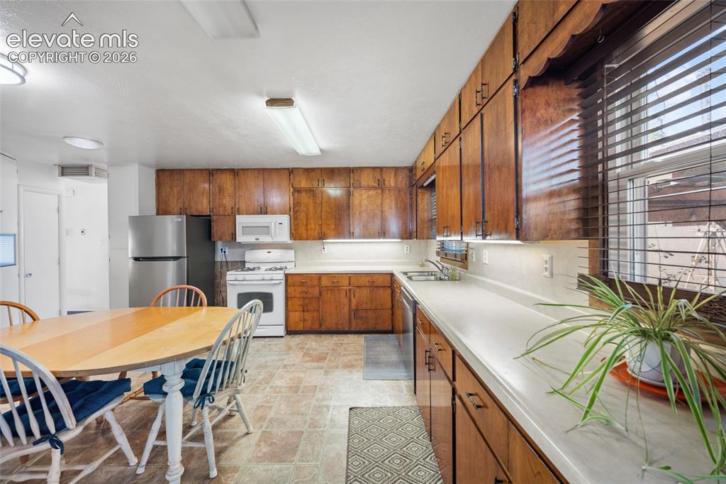 Image 14 of 41: Kitchen