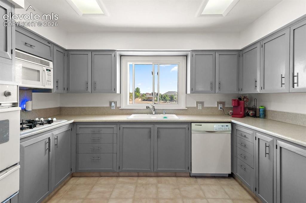 Image 10 of 31: Clean and Bright Kitchen