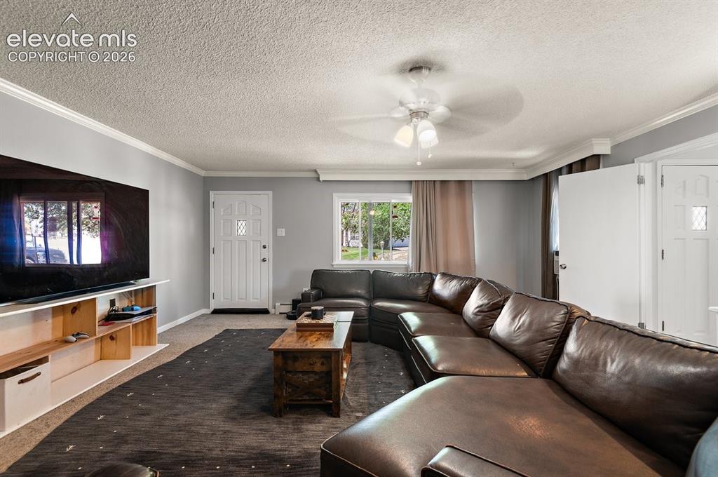 Image 2 of 31: Large Living Area