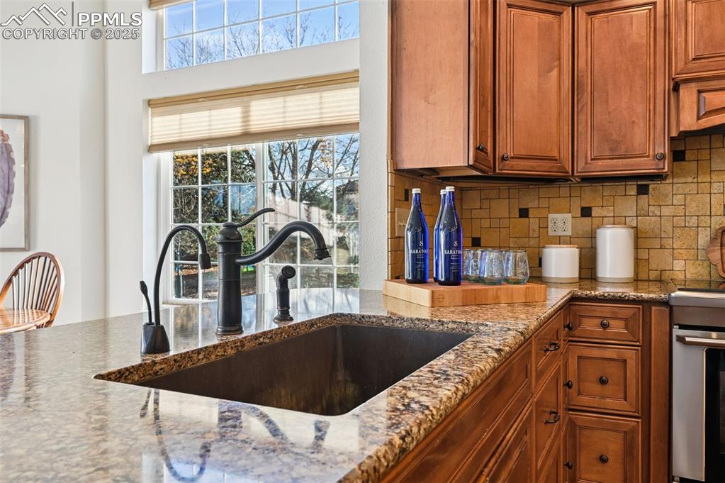 Image 10 of 50: Kitchen