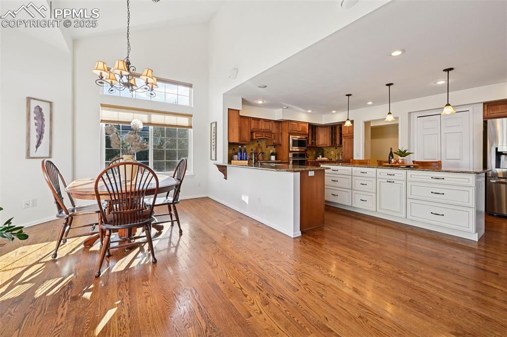 Image 12 of 50: Dining Area