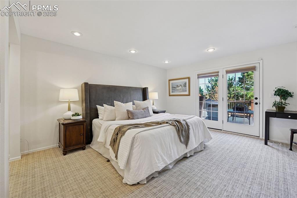 Image 18 of 50: Bedroom