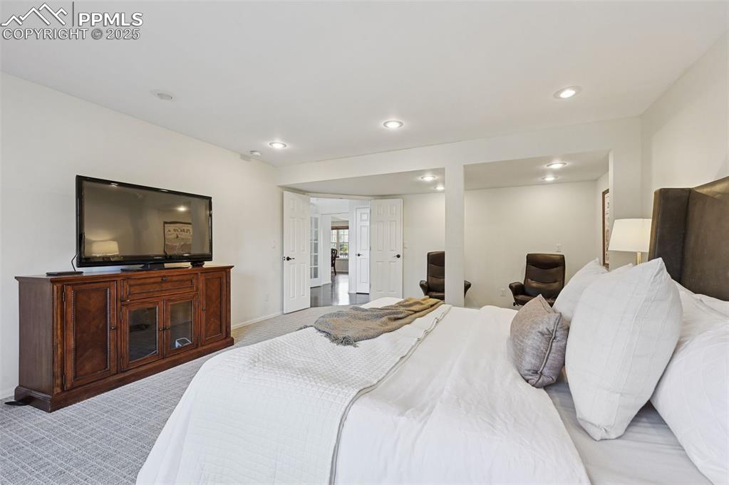 Image 19 of 50: Bedroom