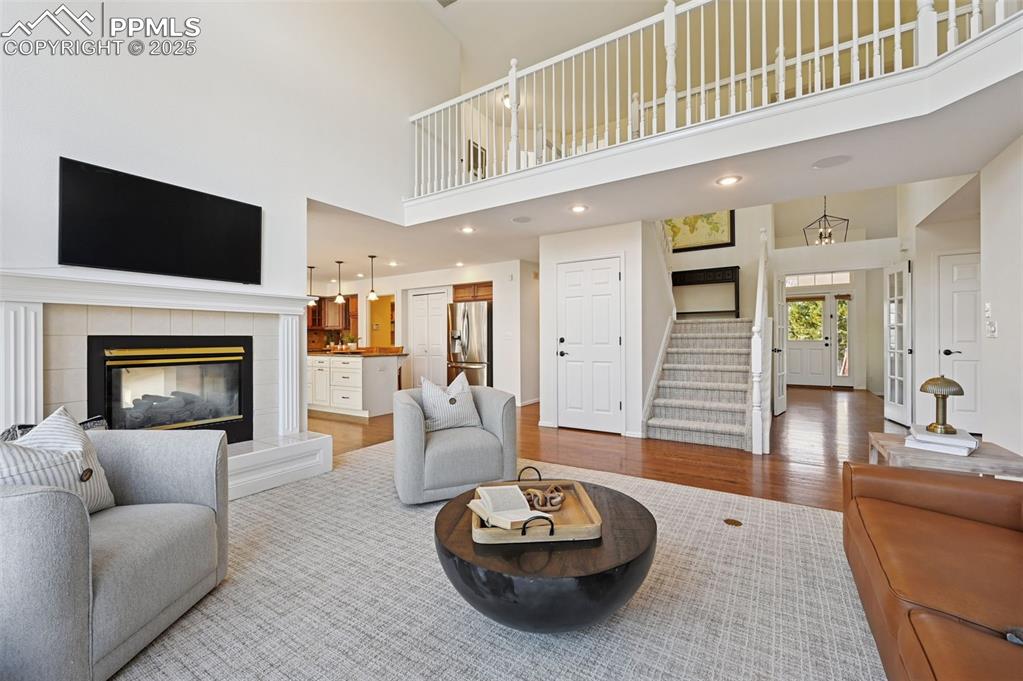 Image 30 of 50: Living Room