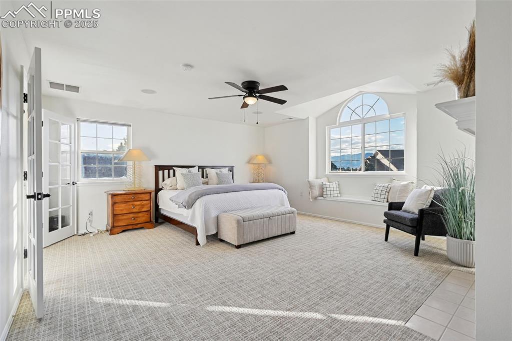 Image 32 of 50: Bedroom