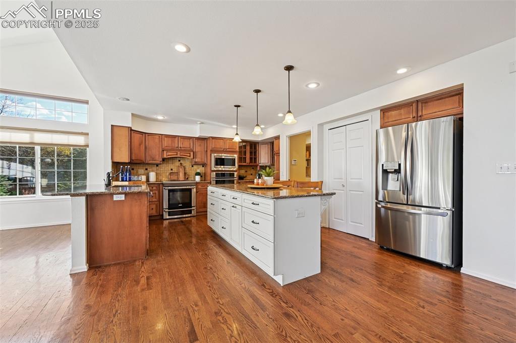 Image 5 of 50: Kitchen