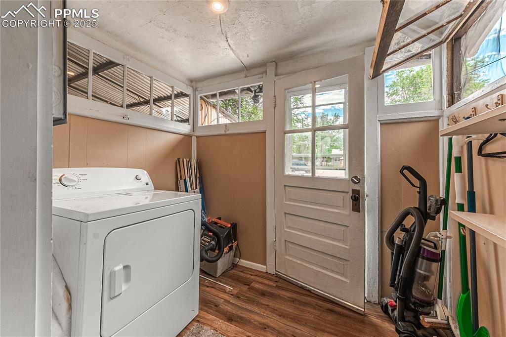 Image 22 of 24: Laundry