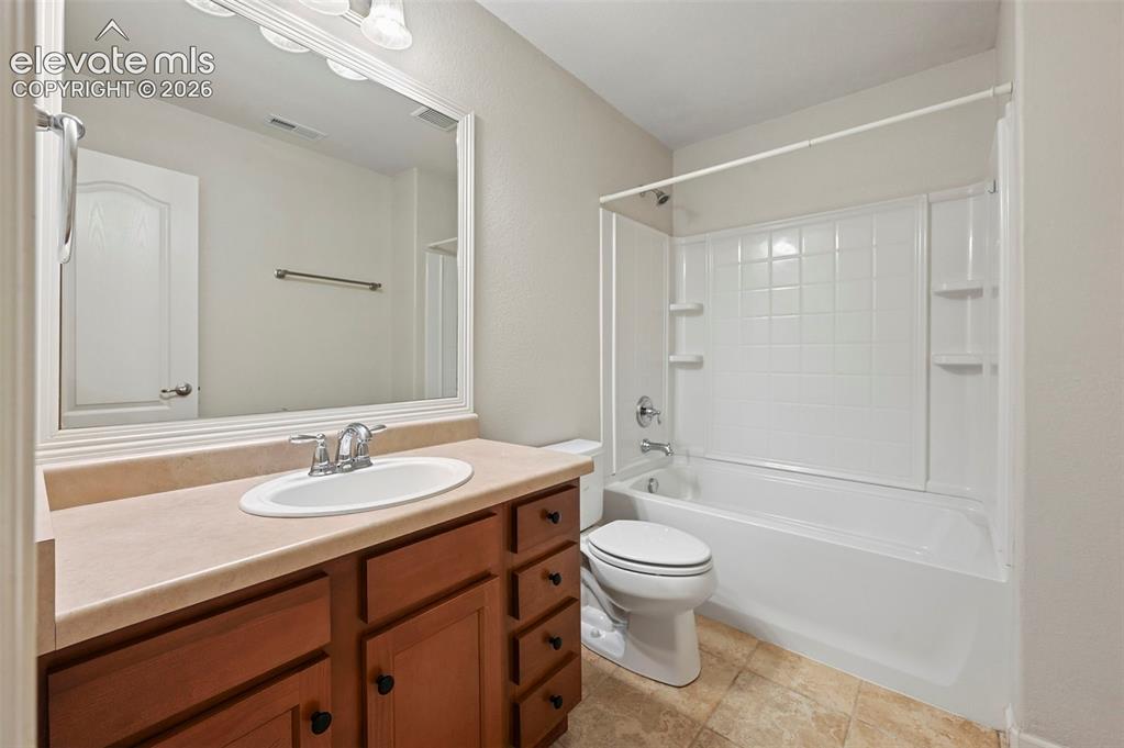 Image 27 of 37: Bathroom