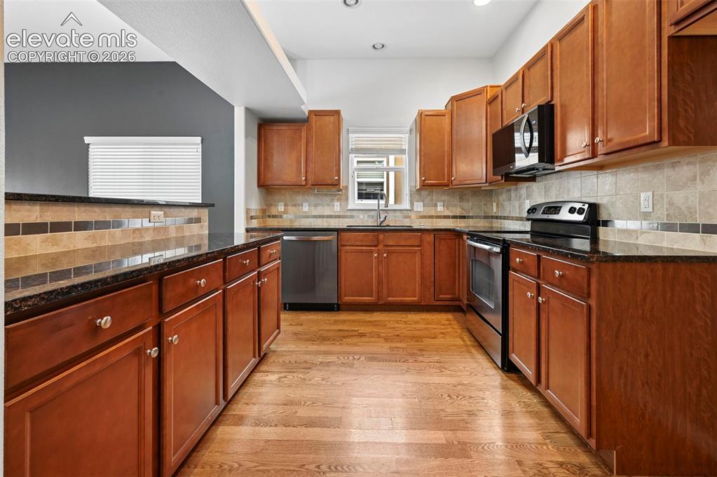 Image 7 of 37: Kitchen