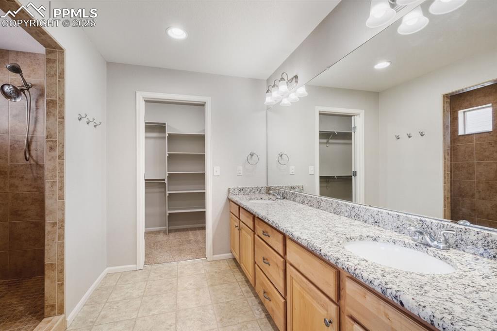 Image 17 of 37: Bathroom