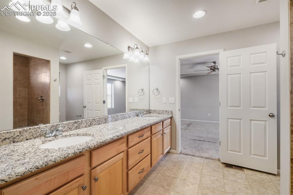 Image 20 of 37: Bathroom