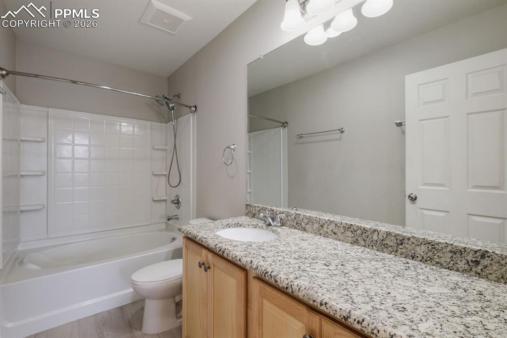 Image 25 of 37: Bathroom