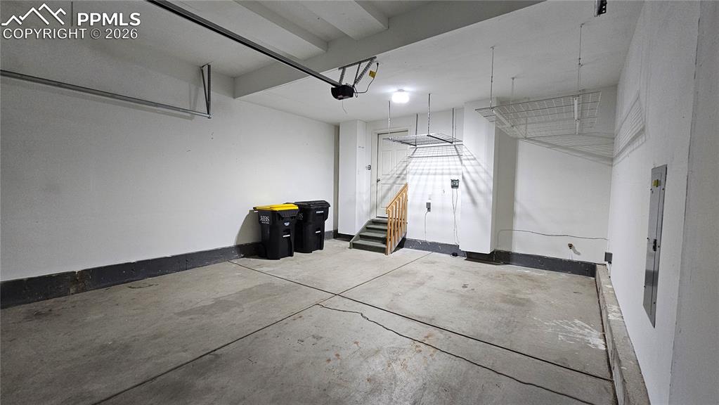 Image 31 of 37: Garage