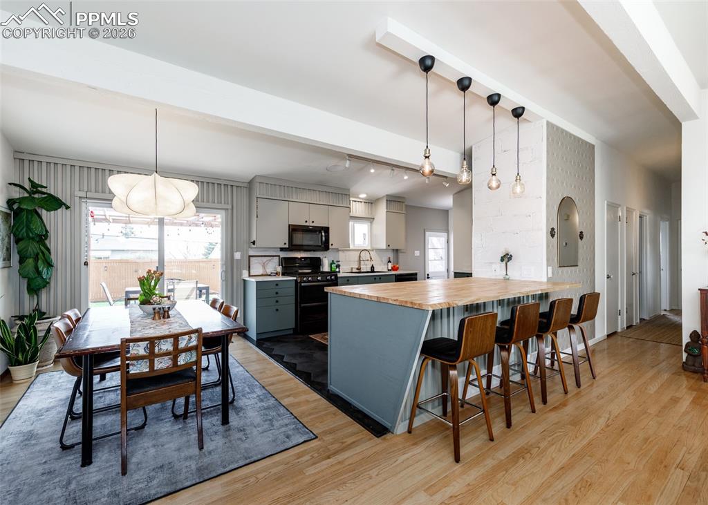 Image 12 of 50: Dining Area