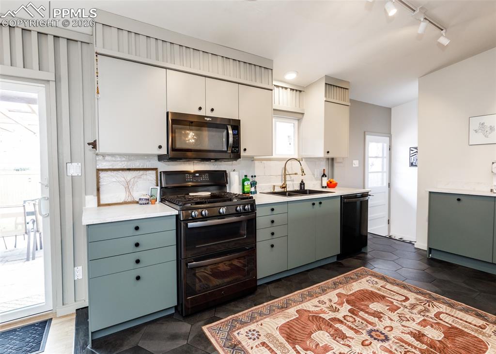 Image 14 of 50: Kitchen